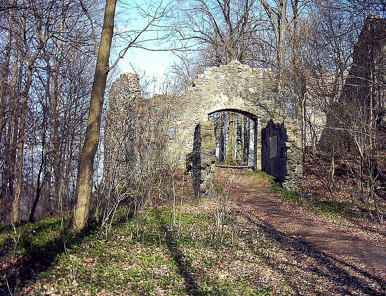 File:Burg Bramberg Haßberge.jpg