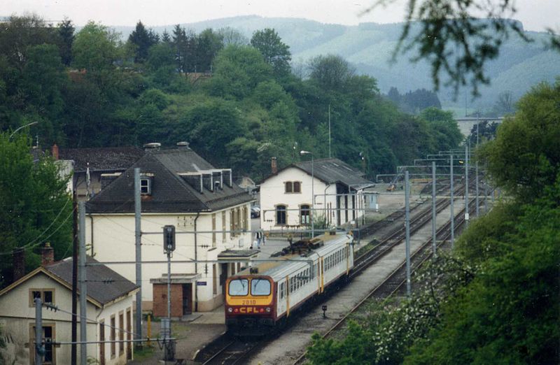 File:CFL Electric Unit 2010 at Wiltz Station, Luxembourg, May 1995 (4990531735).jpg