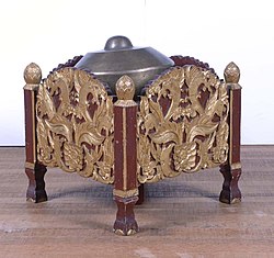 COLLECTIE TROPENMUSEUM Gong Hangend in frame onderdeel van gamelan Slendro TMnr 500-21.jpg