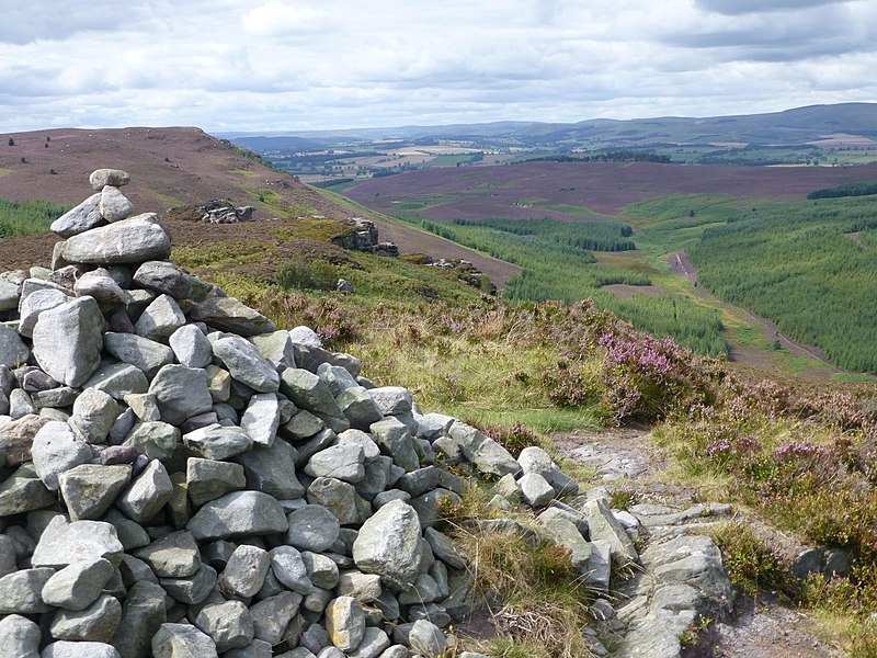 File:Cairn on Coe Crags - geograph.org.uk - 4129868.jpg