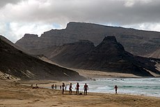Calhau tengerpartja a Monte Verde hegységgel a háttérben, São Vicente-szigetén