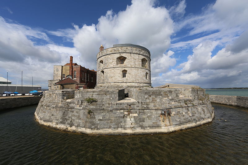 File:Calshot castle sept 2013.JPG