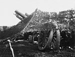 Belegeringshouwitser gecamoufleerd tegen observatie vanuit de lucht, 1917