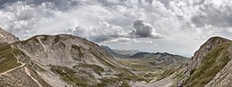 Vista della vetta dalla sella di Monte Aquila, sopra Campo Imperatore.