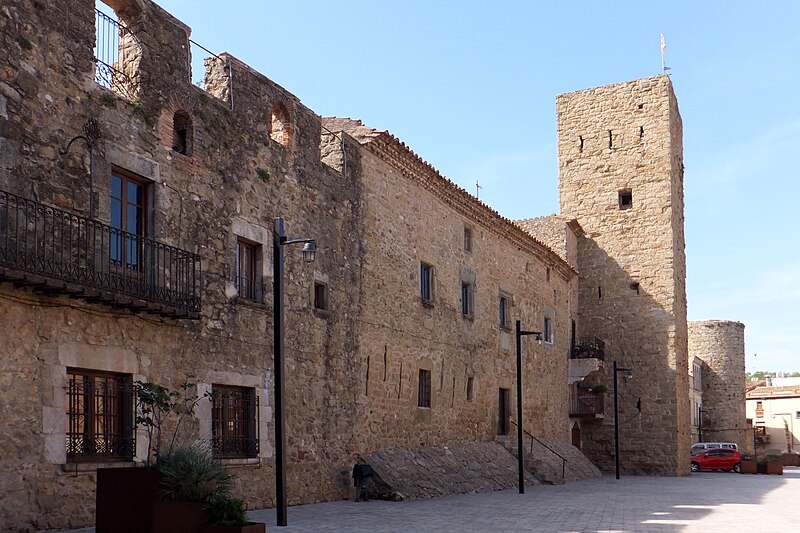 File:Castell de Verges-Baix Empordà.jpg