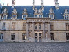 Château d'Écouen de Jean Bullant (1538-1555), fachada interior del ala sur