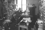 Miniatuur voor Bestand:Chefredaktor August Bärlocher in seinem überfüllten Büro (Foto Paul Zipser, Baden, 1882 - 1950).png
