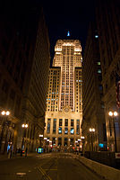 חזית בניין מועצת המסחר בשיקגו, שמולו נערכו צילומי חוץ לסרט. הבניין שימש גם לצילומי הסרט "האביר האפל"