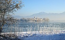 Fotografía de un lago en invierno.