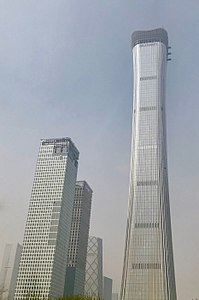 Gedung pencakar langit Zun Tiongkok (kanan), April 2018.
