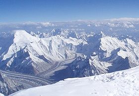 Vue du Chogolisa (à gauche) depuis le sommet du K2.