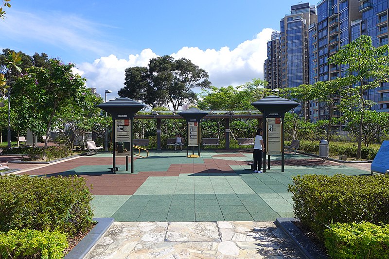 File:Chung Yee Street Garden Fitness station 2017.jpg