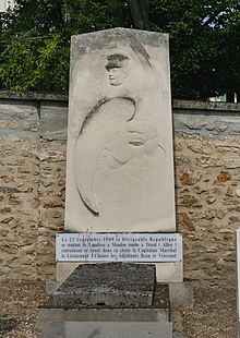 La stèle au cimetière de Meudon..