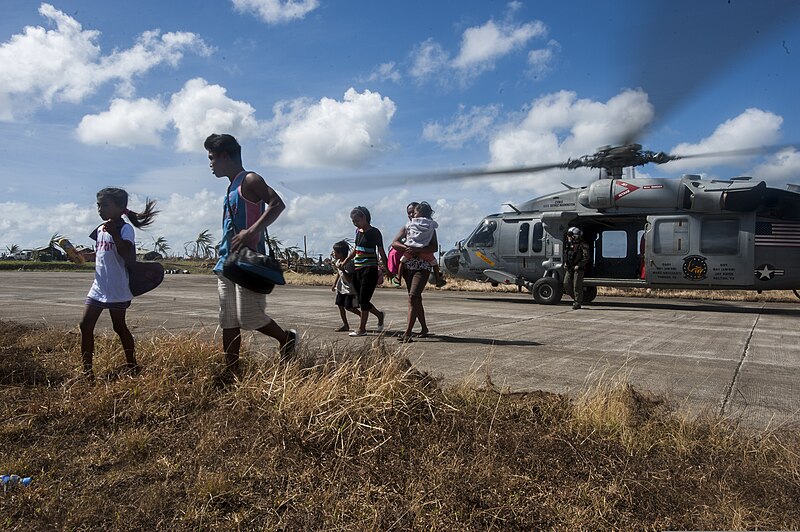 File:Civilians exit a U.S. Navy MH-60S Seahawk helicopter assigned to Helicopter Sea Combat Squadron (HSC) 12 in Guiuan, Eastern Samar province, Philippines, after being airlifted from an affected area of 131115-N-BD107-375.jpg