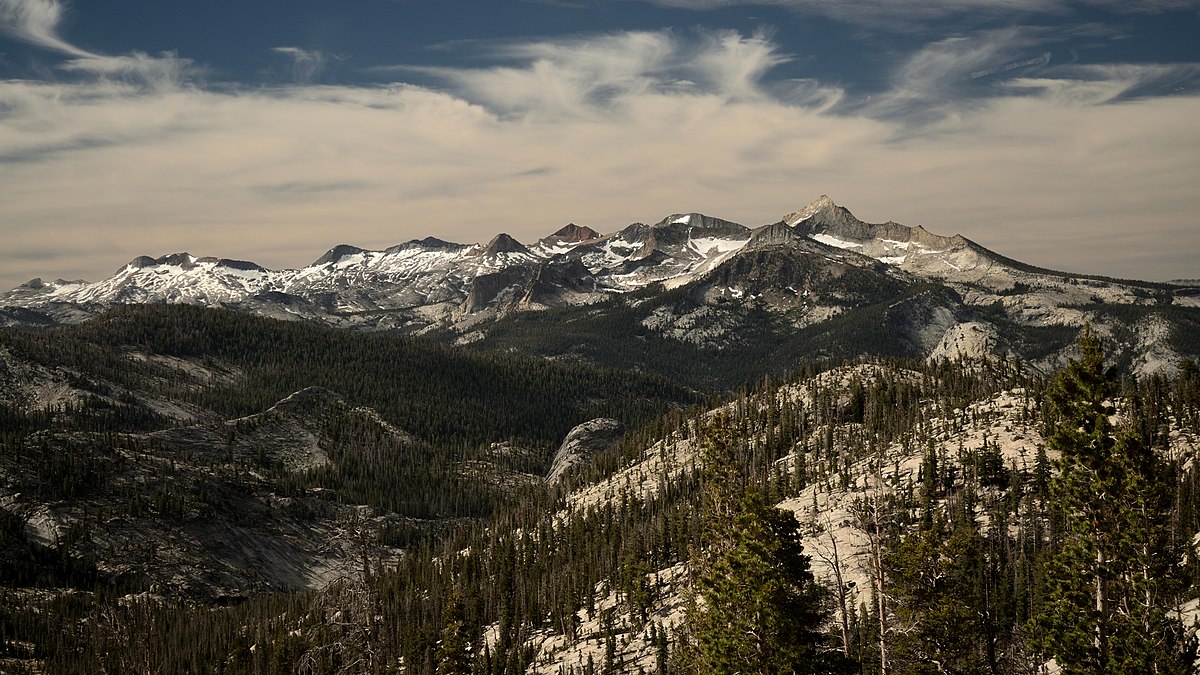 Clark Range， Mt. Clark to right (north aspect)