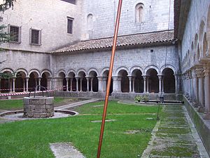 Claustre de la Catedral de Girona.jpg