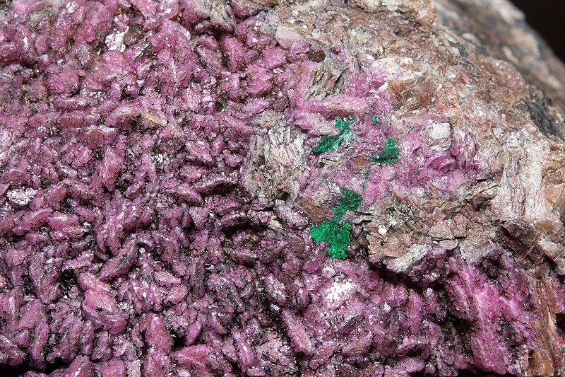 File:Cobaltocalcite, malachite 7100.5034.jpg