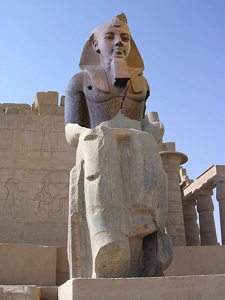 Tập_tin:Colossus_of_Ramesses_II_restored.jpg