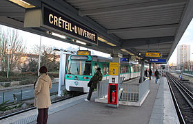 Un MF 77 arrive à Créteil - Université.