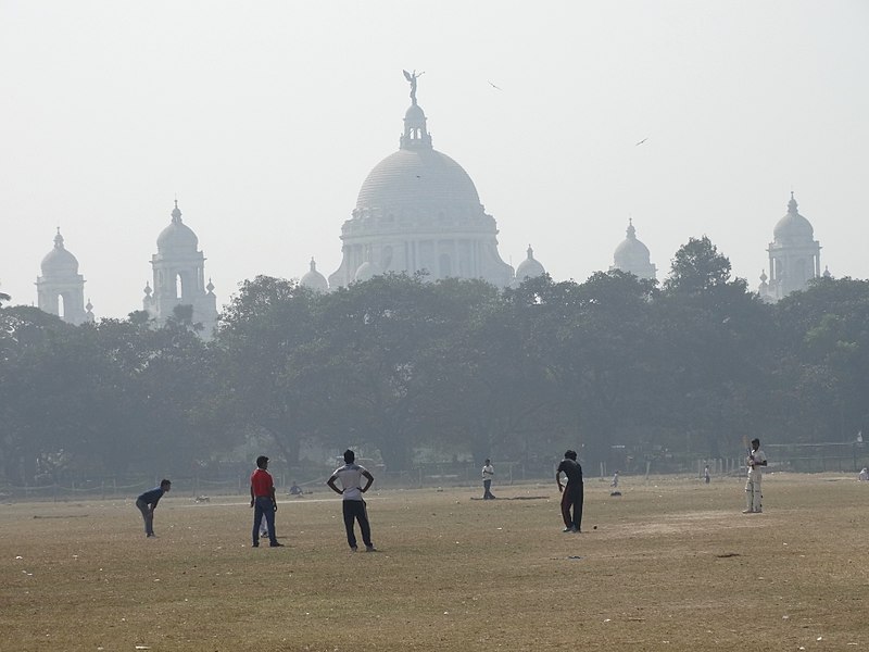 File:Cricketers with Victoria Memorial at Rear - Maidan - Kolkata - India (12249720946).jpg