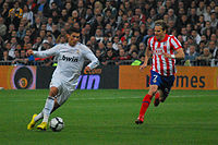 Diego Forlan et Cristiano Ronaldo lors du derby madrilène
