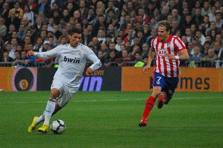 ไฟล์:Cristiano_Ronaldo_y_Diego_Forlán.jpg
