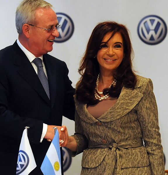 File:Cristina Fernández firma convenio con Volkswagen.jpg