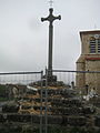 Croix d'Agnat sur son socle à six marches.