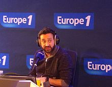 Cyril Hanouna lors d'un enregistrement d'une émission de radio.jpg