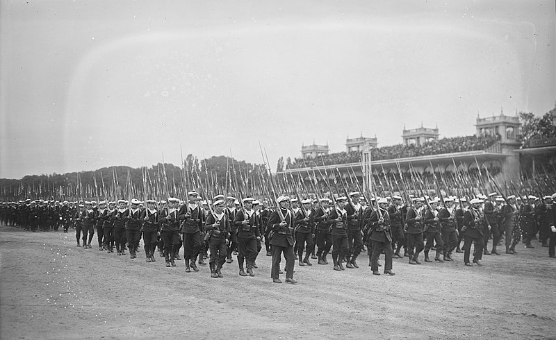 File:Défilé troupes Poulmic 14 juillet 1922.jpg