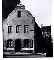 Düsseldorf, Citadellstraße, Ecke Schulstraße (zweistöckiges Backsteinhaus, Schweifgiebel gekrönt von einem kleinen Dreiecksgiebel, Gastwirtschaft Im Schenkschen).jpg