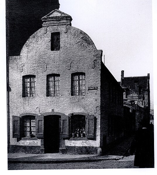 File:Düsseldorf, Citadellstraße, Ecke Schulstraße (zweistöckiges Backsteinhaus, Schweifgiebel gekrönt von einem kleinen Dreiecksgiebel, Gastwirtschaft Im Schenkschen).jpg