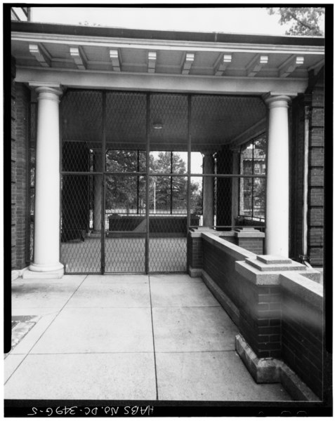 File:DETAIL OF PORCH - St. Elizabeths Hospital, M Building, 654-674 Redwood Street, Southeast, Washington, District of Columbia, DC HABS DC,WASH,221G-5.tif