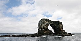 Скала Арка Дарвина, в километре от острова Кулпеппер (обрушилась в 2021 году[1], снимок 2003 года)