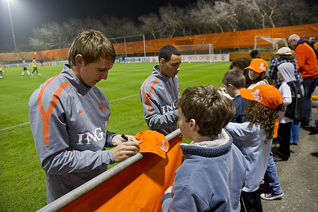 De Jong and teammate Gregory van der Wiel at an Oranje training session in 2011