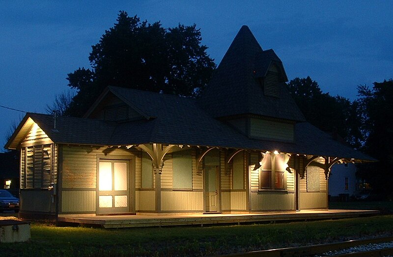 File:Depot night lit.JPG