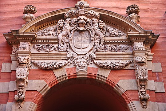Portal of hôtel Desplats (courtyard).