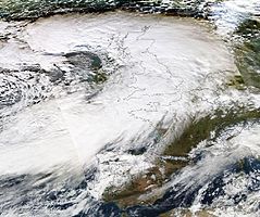 Dirk, 23.12. 18:00 UTC über Irland, mit ausgeprägtem Frontsystem, der Sturmzone an der Vorderseite im Süden und dem intensiven Warmluftband im Südosten