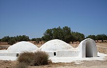 Mosquée souterraine de Sedouikech vue de la surface avec ses deux coupoles et son unique entree ouvrant sur l'escalier.