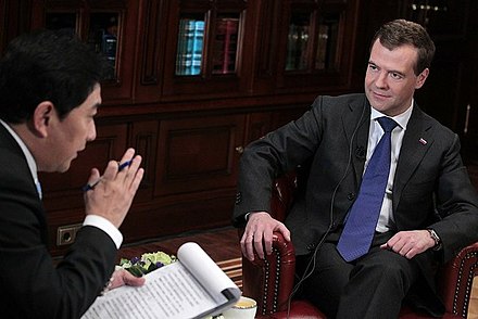 2011年，正在接受央视记者水均益专访的俄罗斯总统梅德韦杰夫
