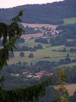 V popředí Doublovičky, v pozadí Hulín (pohled od zříceniny hradu Zvěřinec)