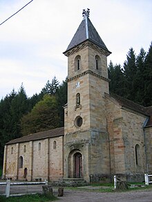 Facade og klokketårn på en kirke bygget i freestone.