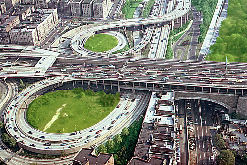 File:ENTRANCE TO THE GEORGE WASHINGTON BRIDGE FROM THE WEST SIDE HIGHWAY IN UPPER MANHATTAN. THE ROAD PASSING UNDER THE... - NARA - 548332 (edit).jpg