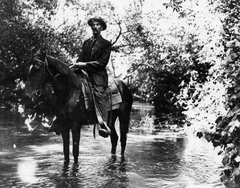 File:Ed Hunt crossing the L.A. River on horse in 1911 (00008087).jpg