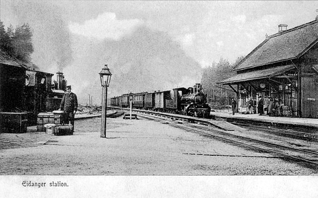 Two trains stop at Eidanger Station in 1910