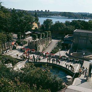 Elefanthuset (t.h.) på Skansen, ritat av Holger Blom