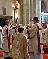 I due diaconi tengono l'Evangeliario aperto sul capo dell'eletto mentre viene recitata la preghiera di ordinazione[66]