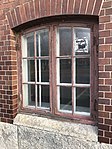 Äldre fönster i bottenvåningen på skolan. (2021)