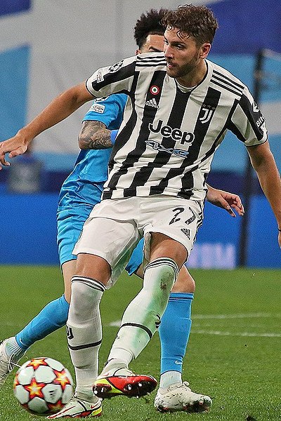 Locatelli playing for Juventus in 2021