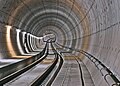 Ostění z betonových bloků v železničním tunelu – příklad dnešního chápání termínu